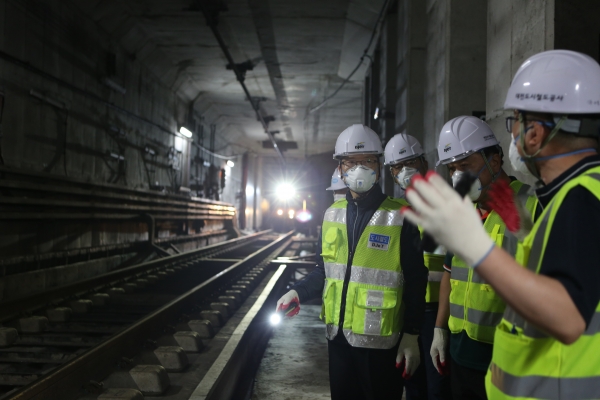 김경철 사장이 야간 유지보수 작업을 점검하고 있다