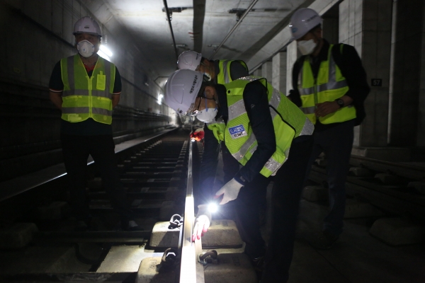 김경철 사장이 터널 야간점검을 하고 있다