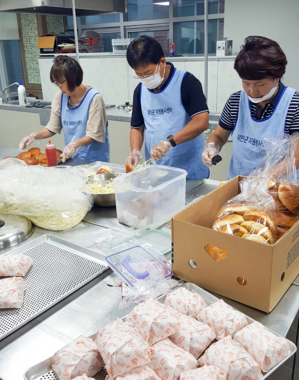 사랑의 햄버거 봉사 모습