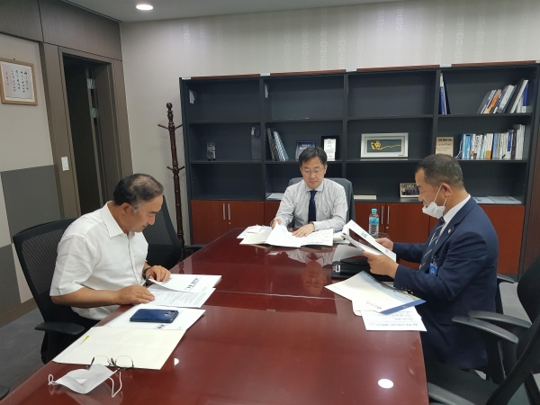 안기전 의장(오른쪽 첫 번째)이 박성준 의원(오른쪽 두 번째)을 만났다.