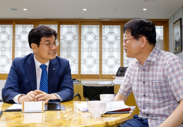 Sejong Mayor Lee Chun-hee and Choi Hyung-soon, the manager of Chungcheong News, are having a conversation at the mayor's office of Sejong City Hall on Tuesday./ Photo by Minyeong Jo