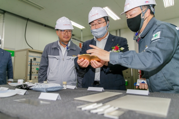 오세현 아산시장이 토리컴 관계자로부터 산업폐기물에서 회수한 금과 백금 등의 귀금속에 대한 설명을 듣고 있다