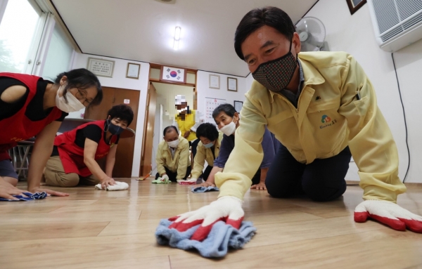 황인호 청장이 경로당 청소 하는 모습