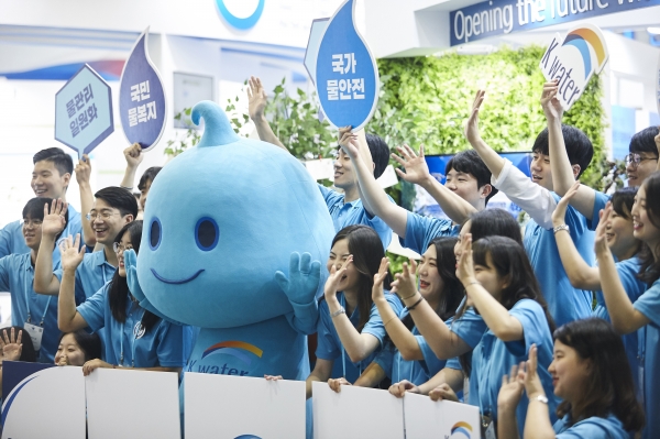 한국수자원공사 대학생 서포터즈가 지난 2019년 9월 4일부터 7일까지 대구 엑스코에서 열린 ‘대한민국 국제물주간(KIWW)’에 참가해 한국수자원공사의 물관리를 알리는 퍼포먼스를 진행하는 모습.