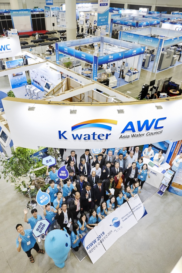 한국수자원공사 대학생 서포터즈가 지난 2019년 9월 4일부터 7일까지 대구 엑스코에서 열린 ‘대한민국 국제물주간(KIWW)’에 참가해 한국수자원공사의 물관리를 알리는 퍼포먼스를 진행하는 모습.