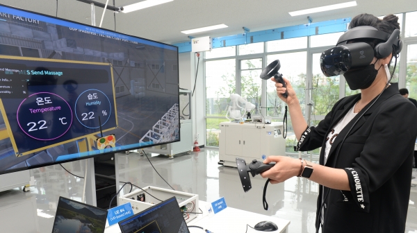 ETRI 연구진이 VR 장비를 이용해 국산 5G 기술 기반 스마트공장 내 공정 상황을 모니터링하는 모습.