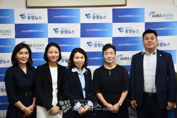 유성구의회 의장단 및 상임위원장 충청뉴스 본사 방문. (왼쪽부터) 인미동 사회도시위원장, 황은주 행정자치위원장, 이금선 의장, 윤정희 의회운영위원장, 송재만 예산결산특별위원장