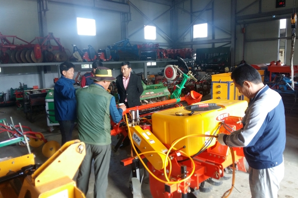 지난 19년 농업기계 임대사업소에서 농업기계 임대 장면