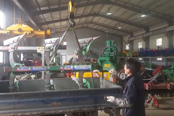 지난 19년 농업기계 임대사업소에서 농업기계 임대 장면