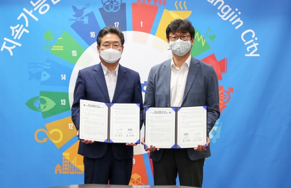 대구가톨릭대 산학협력단과, ‘환경보건기술개발사업 지원, 시민 환경성질환 예방’ 업무협약 (오른쪽 대구가톨릭대 산학협려단 조극래 단장)