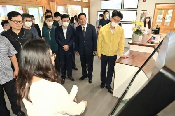 공주 공산성 방문자센터 개관 (내부를 둘러보고 있는 김 시장)