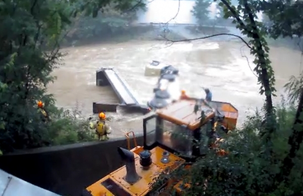 30일 오전 7시 20분경 세종시 전동면에서 덤프트럭이 급류에 전도되는 사고가 발생했다.