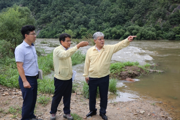 문정우 군수 하천 현장 점검 모습