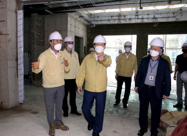 매봉중 공사현장을 찾아 폭우피해 점검에 나선 설동호 교육감