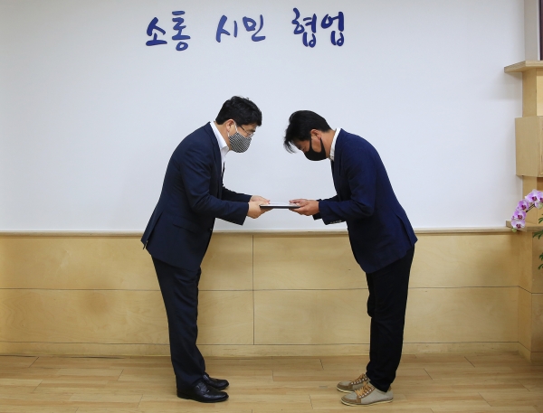 지난 27일 시장실에서 맹정호 서산시장이 김승한 축제위원장에게 우수상 인증패를 전달하고 있다.