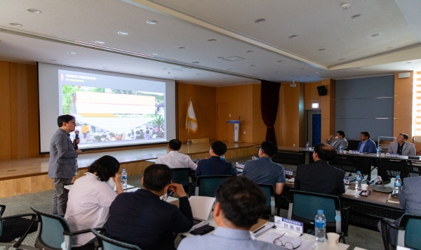 지난 27일 군정 정책특별보좌관과 자문위원, 군 관계자가 한자리에 앉아 ‘축제 콘텐츠 개발 및 활성화 방안 연구용역’ 중간보고 개최 모습
