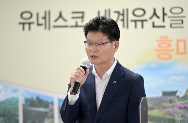 지난 30일 우성면 행정복지센터에서 열린 마을발전 토론회 진행하는 김정섭 시장