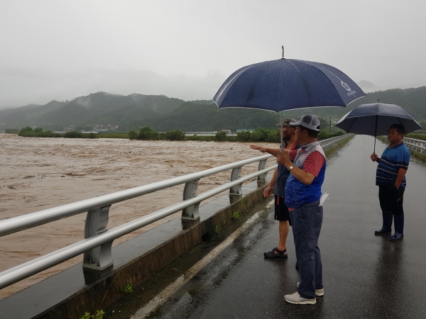 안기전 의장 집중호우 현장 점검 모습