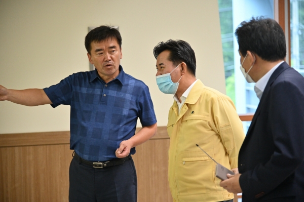 박정현 군수 상수도 시설 점검장면