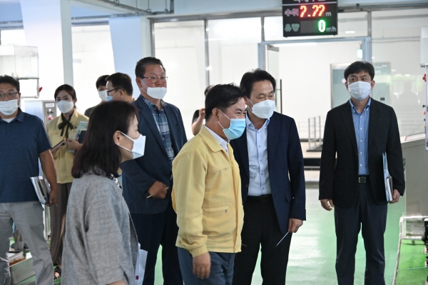 박정현 군수 상수도 시설 점검장면