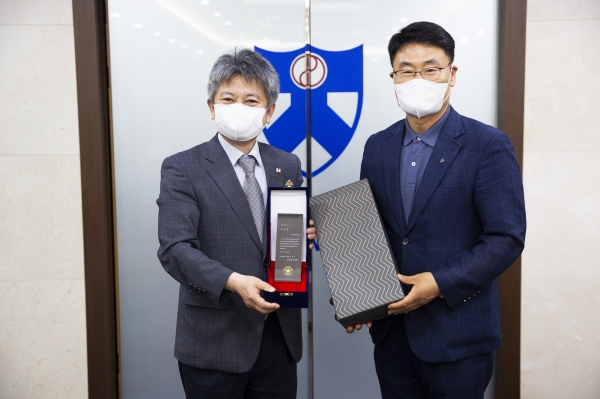 손일수(왼쪽) 대한적십자사 대전세종충남혈액원장이 31일 배재대 회의실에서 강호정 배재대 학생인재개발처장에게 헌혈 참여 표창패를 전달하고 있다.