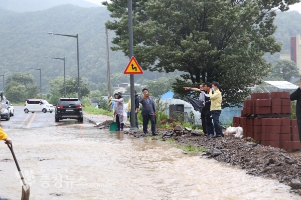 박정현 군수 집중호우 피해현장 점검 장면