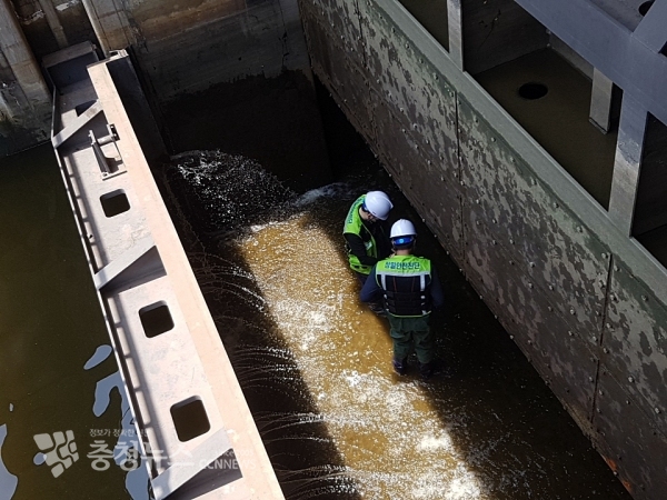 시설물점검119센터 직원들이 송산방조제 배수갑문 점검을 하고 있다