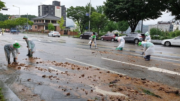 집중호우로 인해 토사가 유실된 금암동 일원에서 토사 제거 작업 모습