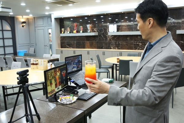 컨벤션호텔경영학과 이준재 교수가 온라인 실시간으로 칵테일 만들기 체험을 지도하고 있다.