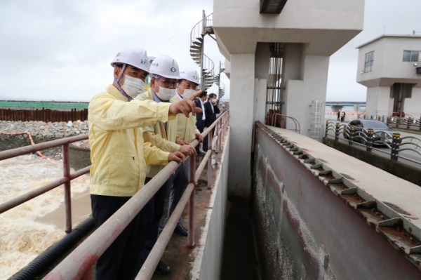 김인식 농어촌공사 사장(사진 맨 앞쪽)이 삽교배수갑문에서 저수율 현황을 체크하고 있다