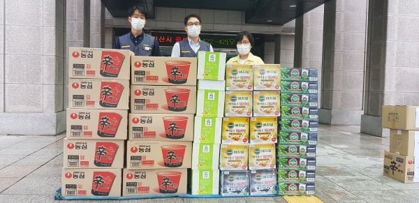 후원물품 전달 후 이마트 아산점 관계자와 윤연옥 사회복지과장이 기념사진