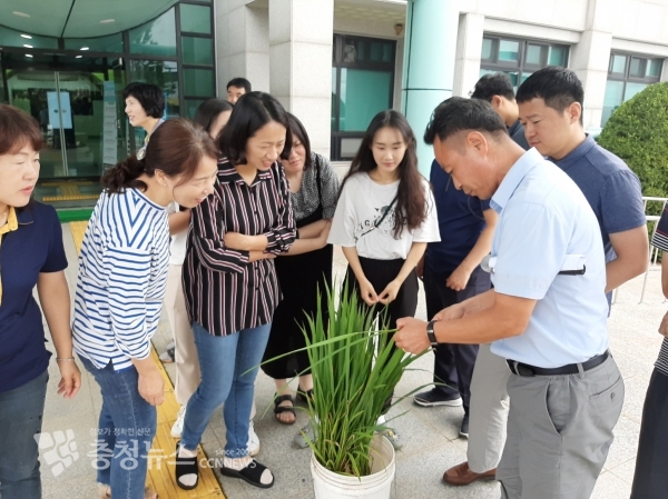 농업기술센터 직원을 대상으로 설명하는 모습