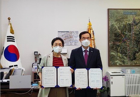 7일 성남시청 회의실에서 성남시청과 카드형 성남사랑상품권 발행을 위한 업무협약을 체결했다.  (사진 오른쪽 조용만 한국조폐공사 사장, 왼쪽 은수미 성남시장)