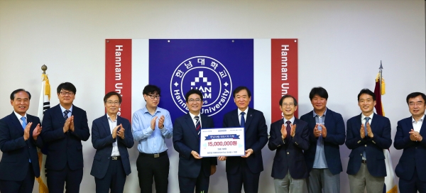 여준영 (주)에이블정보기술 이사회 의장(사진 왼쪽)이 이광섭 총장(사진 오른쪽)에게 발전기금 1500만원 전달