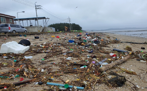 서면 신합리 어촌 마을에 떠내려온 쓰레기