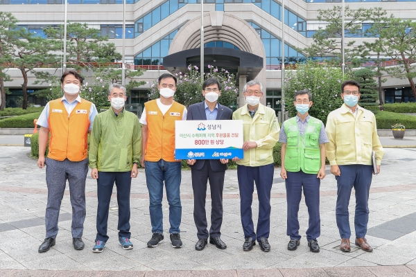 아산시 수해피해 지역 후원물품을 전달하고 성남시와 아산시 관계자가 기념촬영