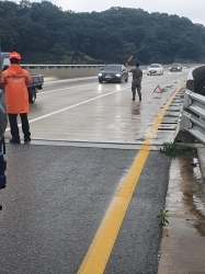 제203 특공여단 장병이 교통사고 현장에서 안전통제를 하고 있다.