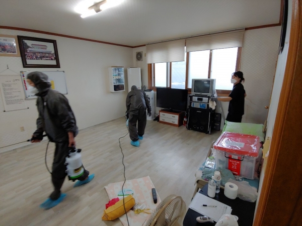 아산자활센터 소독사업단이 임시대피시설 방역소독 실시