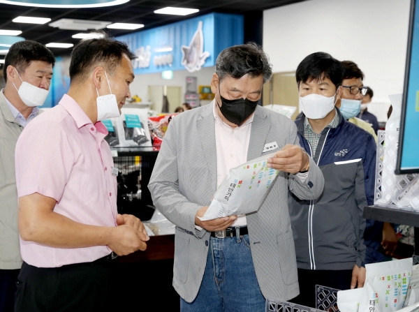 ‘태안 로컬푸드 직매장’을 찾은 가세로 군수