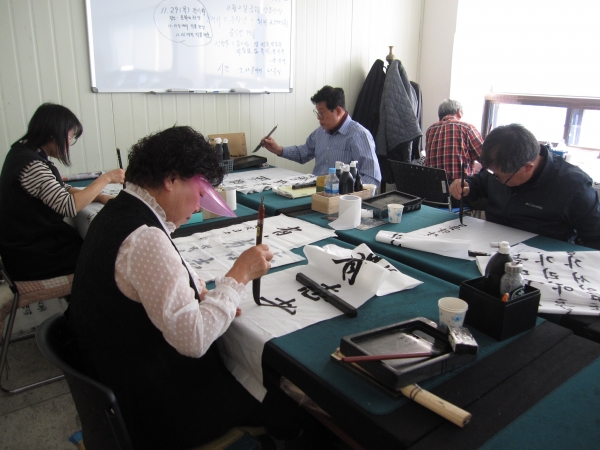 지난해 교육문화사업 프로그램 운영 장면 (서예 교실)