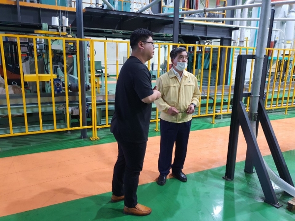 일광폴리머의 피해 상황을 청취하는 노박래 서천군수