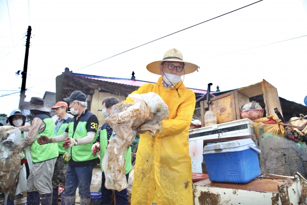 지난 7일 박상돈 천안시장이 목천읍 소사리 침수 피해 현장을 찾아 복구 지원 활동을 펼쳤다