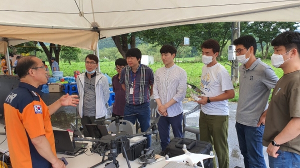 실종자수색 현장에서 토지관리과 직원들이 드론 촬영 전 설명을 듣고 있다.