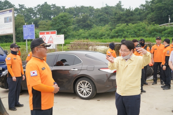 오세현 아산시장이 인주 삽교호 내수면어업계 어민과 소방대원 등과 수색작업 현황에 대한 의견을 나누고 있다