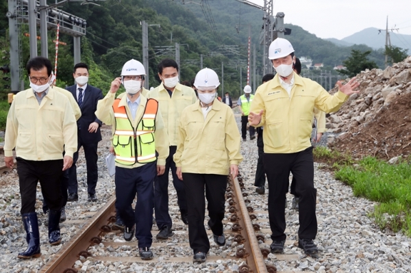 김상균 이사장(오른쪽 1번째) 및 국토교통부 김현미 장관(오른쪽 2번째)이 12일(수) 충북선 삼탄역 인근 철도 수해복구 현장을 점검하고 있다.