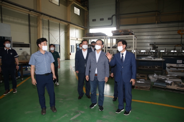 박상돈 천안시장이 13일 천안제4산업단지를 방문하고 입주기업체인 탑텍을 둘러보고 있다.