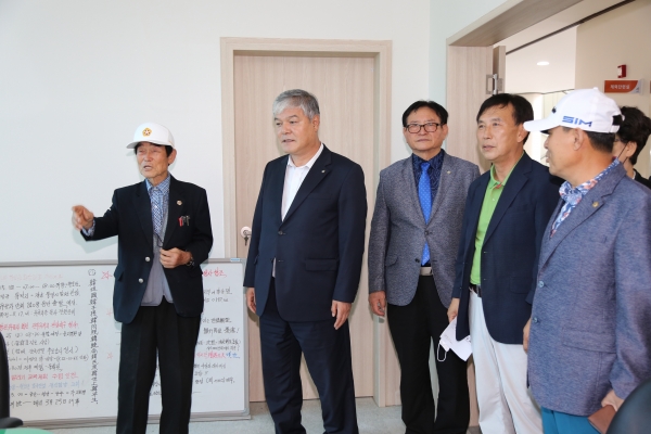 문정우 금산군수가 제75회 광복절을 맞아 금산군 보훈회관을 방문하고 있다.