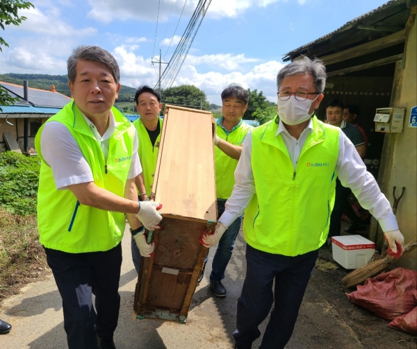 농협중앙회 충남지역본부 길정섭 본부장과 임춘숙 고향주부모임 충남도지회장, 홍순광 농협천안시지부장, 조덕현 동천안농협조합장, 고향주부모임충남도연합회 시군회장단 등 농촌봉사단이 주거환경개선을 통한 사랑·행복 나눔에 구슬땀을 흘렸다.