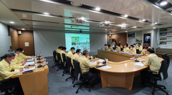 13일 오전 나주 본사 재난안전종합상황실에서 긴급 영상회의를 열고, 집중호우 피해지역에 대한 신속한 복구 지원과 장마 이후 용수공급 방안에 대해 논의했다