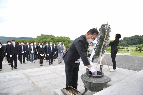 14일 박상돈 천안시장이 기림의 날을 맞아 국립 망향동산을 방문해 위령탑에 분향하고 묵념을 했다